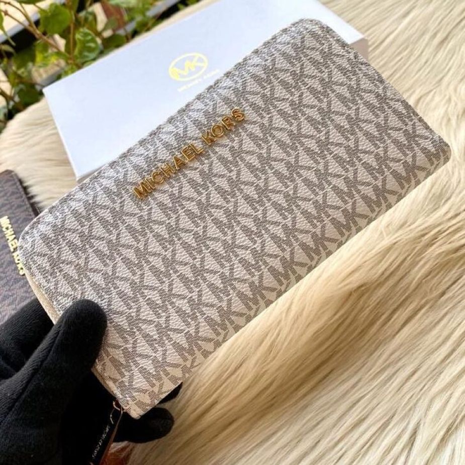 WhatsApp-Image-2021-07-30-at-01.58.12-e1627625250619-fc563b8b Michael Kors Monogram White Zipper Wallet