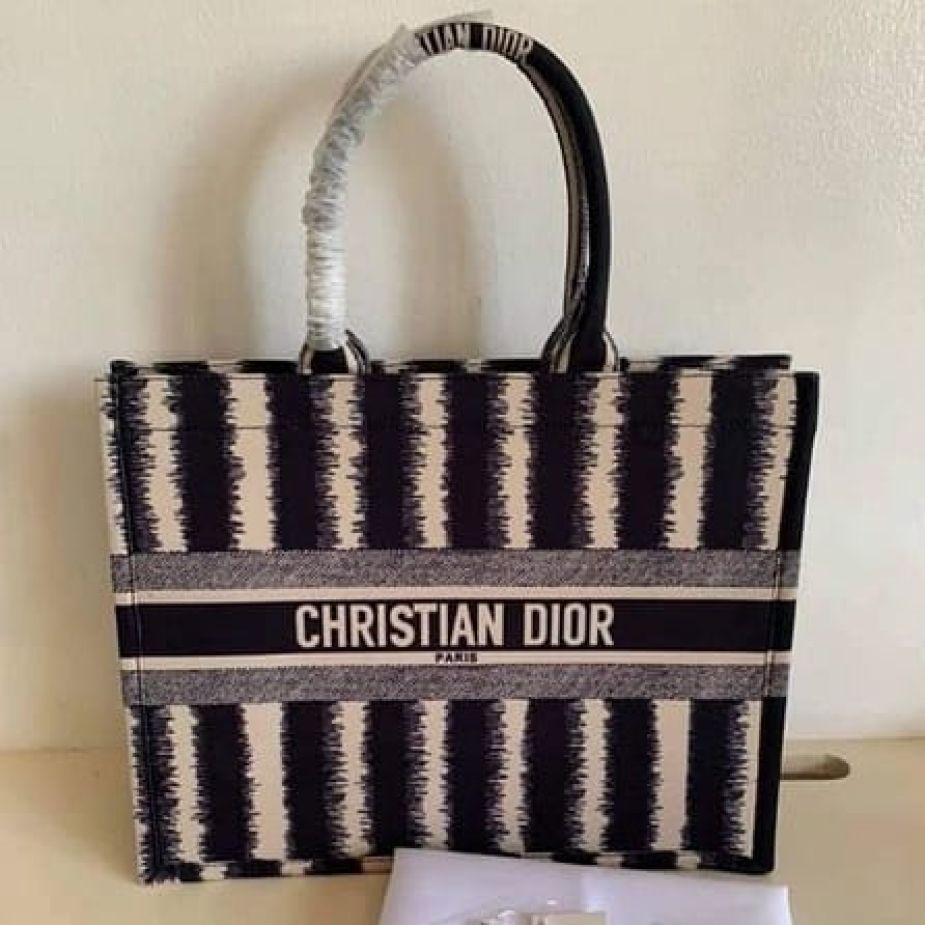 WhatsApp-Image-2021-08-31-at-17.39.15-3cb464fa Dior Canvas Black Strip Tote