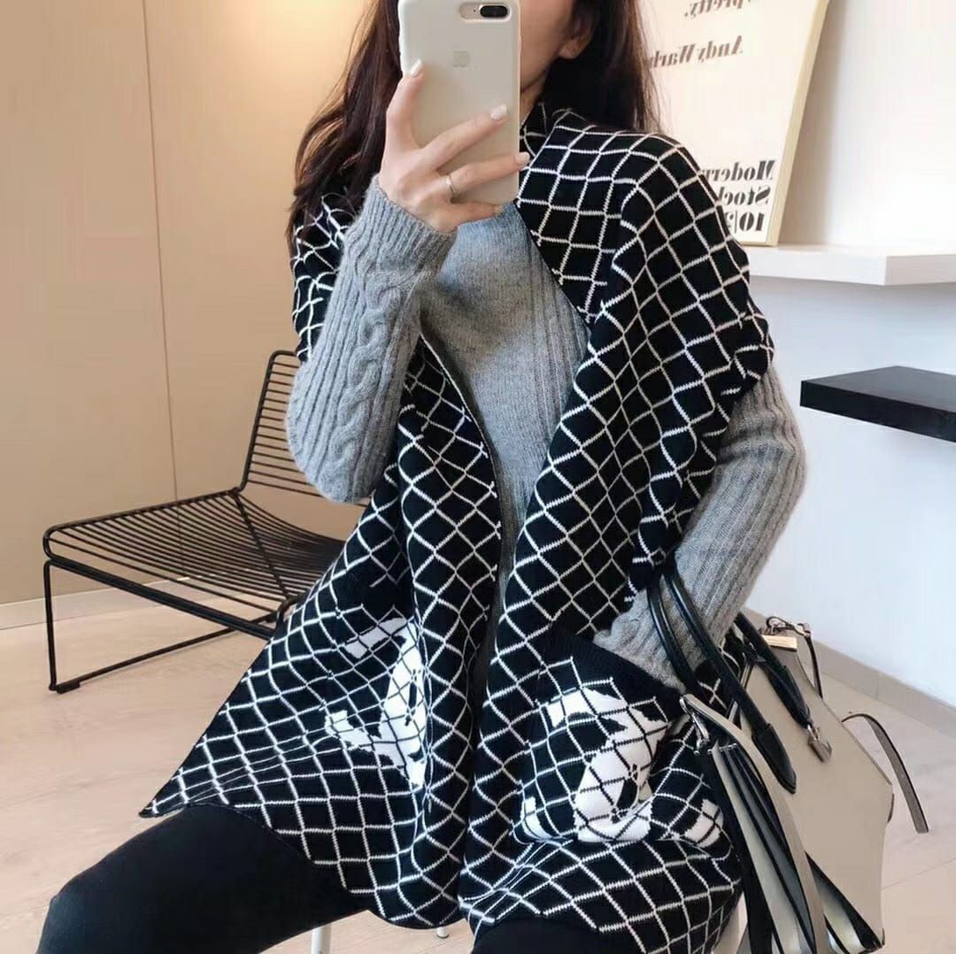 Chanel White / BLACK Muffler For Women