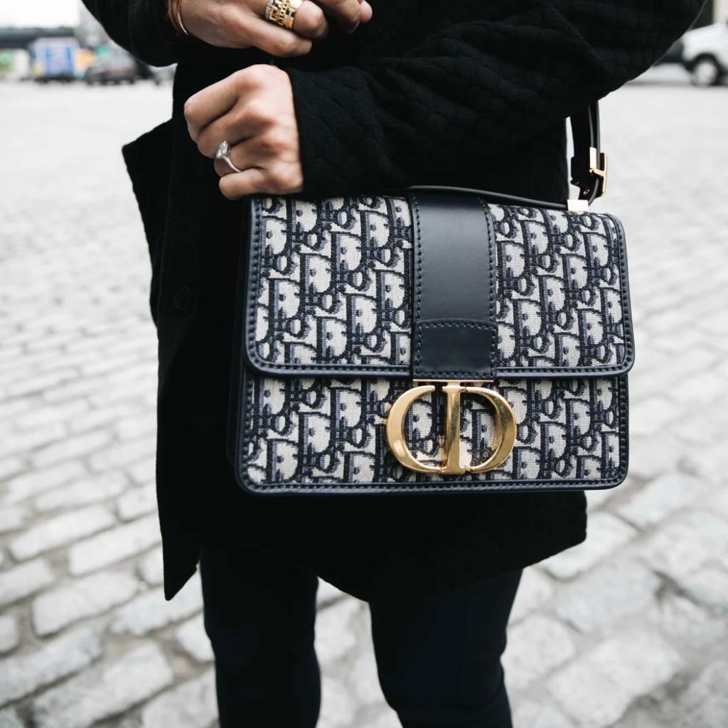 WhatsApp Image 2023-08-23 at 18.01.14tt Dior 30 Montaigne Oblique Black Sling Bag (With Box)