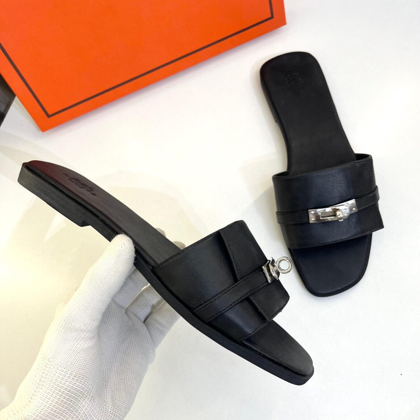 WhatsApp Image 2025-08-22 at 9.11.26 PM (1) Hermes Giulia Black Slide Sandal