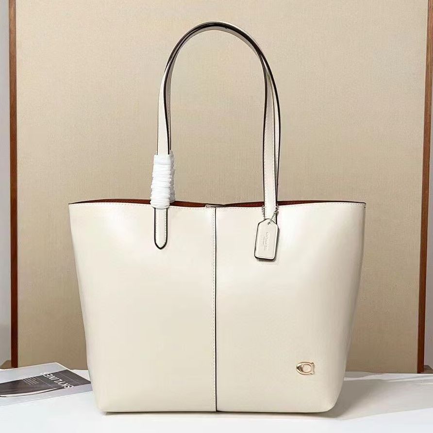 Coach North 32 White Tote Bag