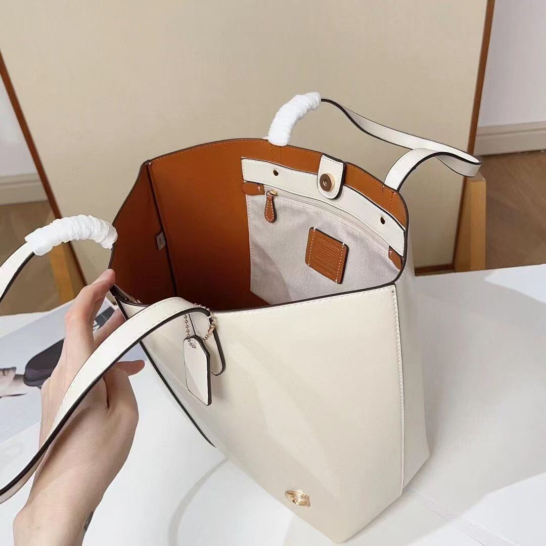 Coach North 32 White Tote Bag