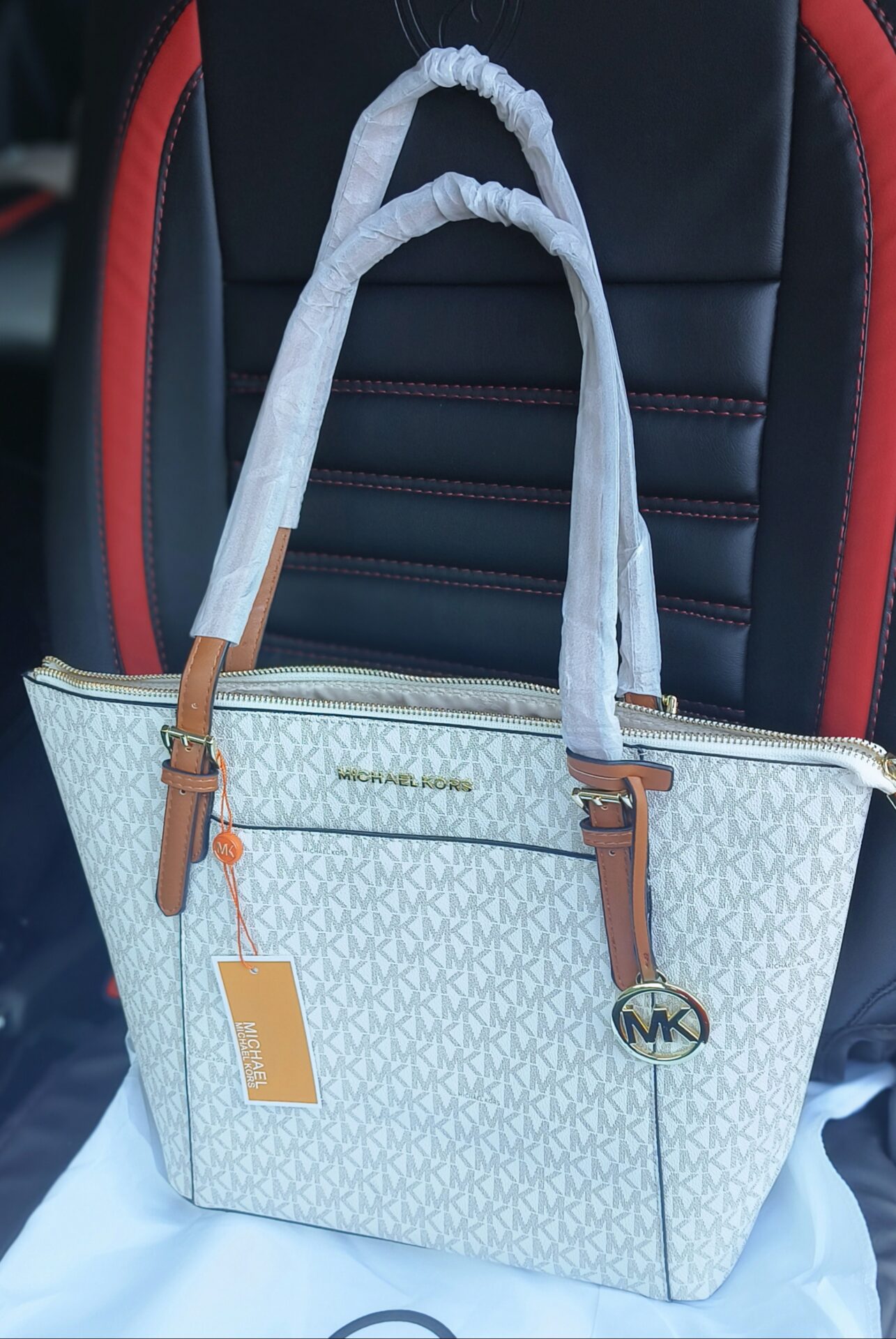 MICHAEL KORS VOYAGER WHITE TOTE BAG photo review